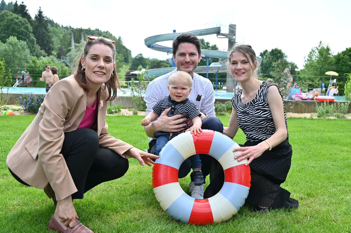 Gemeinde Köniz (@gdekoeniz) on Twitter photo Köniz begrüsst seinen 44 000sten Einwohner: Mit dem Zuzug von Familie Zahnd hat Köniz erstmals mehr als 44 000 Einwohner:innen. Gemeindepräsidentin <a href="/TanjaBauer19/">Tanja Bauer</a> hiess Jaël und Nathanael Zahnd mit ihrem einjährigen Sohn Levi herzlich willkommen.
koeniz.ch/aktuell/medien… Köniz begrüsst seinen 44 000sten Einwohner: Mit dem Zuzug von Familie Zahnd hat Köniz erstmals mehr als 44 000 Einwohner:innen. Gemeindepräsidentin <a href="/TanjaBauer19/">Tanja Bauer</a> hiess Jaël und Nathanael Zahnd mit ihrem einjährigen Sohn Levi herzlich willkommen.
koeniz.ch/aktuell/medien…