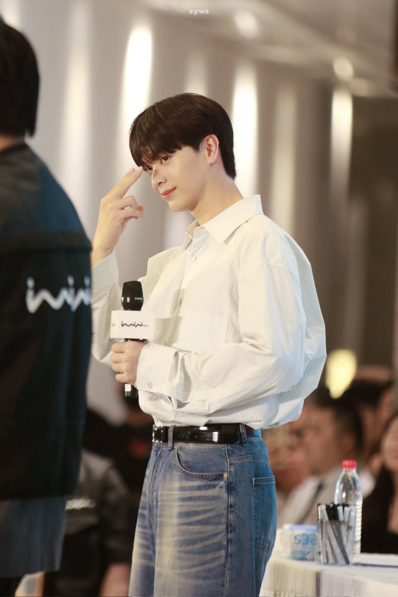 sjyr_6's tweet photo. 얘드라... 육성재 얼굴봐..

C.웨이보 https://t.co/OIu2EMQ8A3