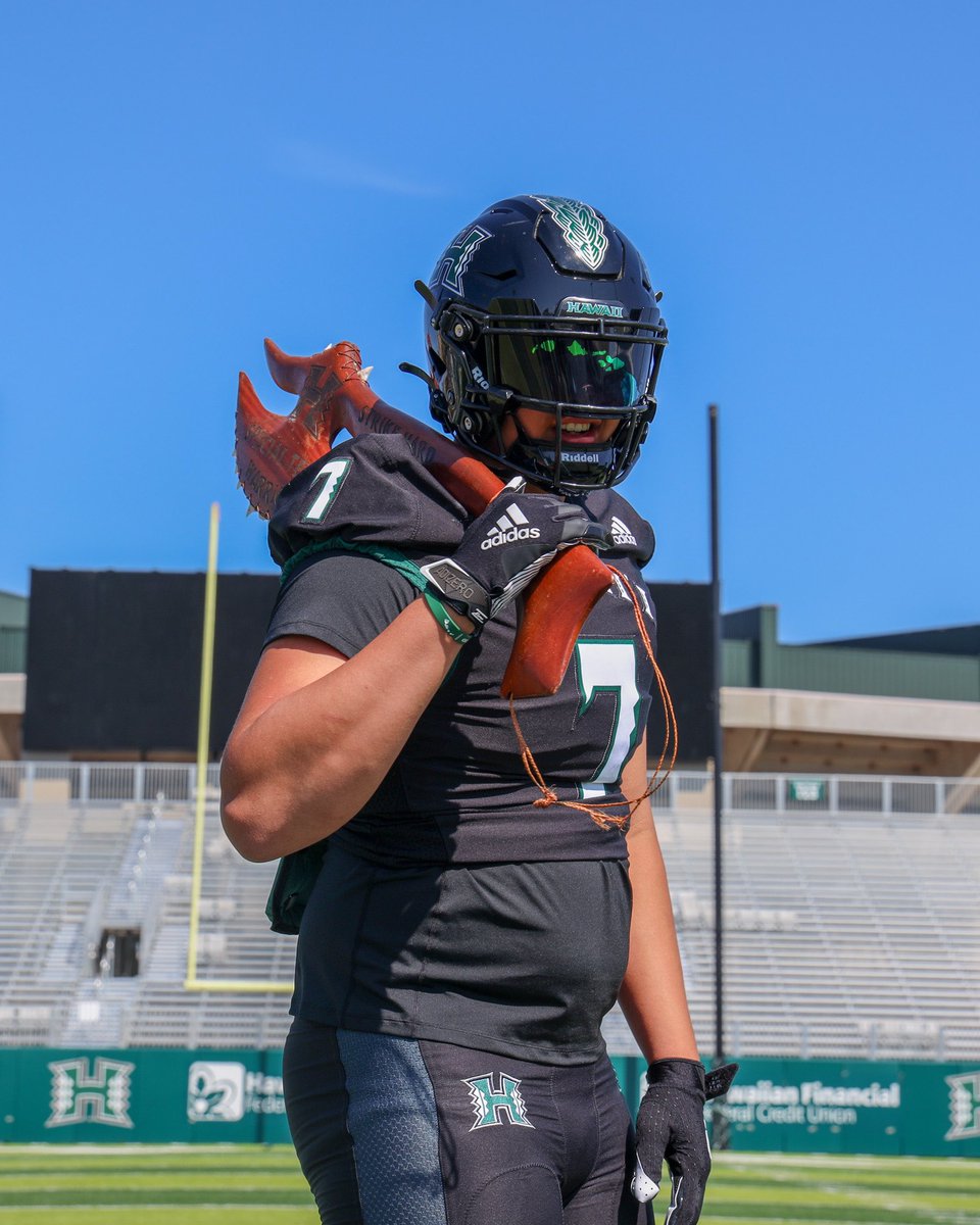 UTaukiuvea's tweet photo. The Braddahhood was felt on every level during this weekend’s OV. Grateful to have met with every member of UH’s coaching staff, their families, and several members of the team. Couldn’t pass up the opportunity to be apart of the Ohana. #Committed #GoBows🌈🤙🏼 https://t.co/d6CXGiVzsG