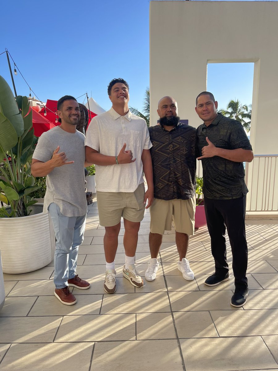 UTaukiuvea's tweet photo. The Braddahhood was felt on every level during this weekend’s OV. Grateful to have met with every member of UH’s coaching staff, their families, and several members of the team. Couldn’t pass up the opportunity to be apart of the Ohana. #Committed #GoBows🌈🤙🏼 https://t.co/d6CXGiVzsG