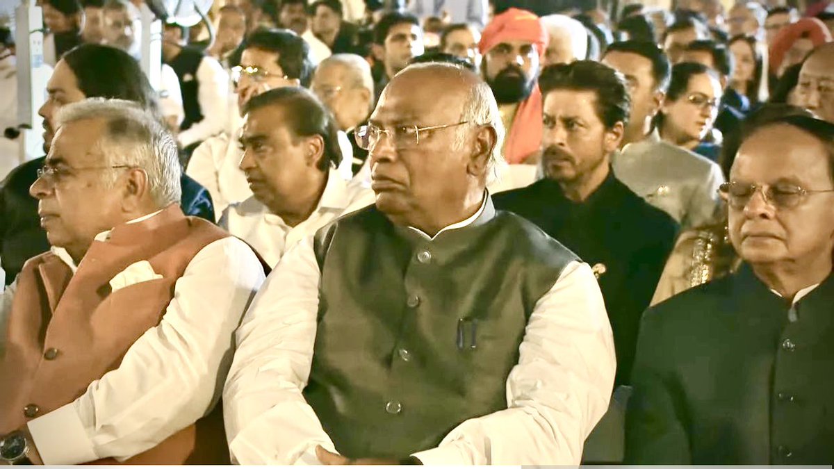 सात साल का एक मासूम बच्चा था. वैसे ही जैसे बाकी बच्चे होते हैं. छोटा सा घर था, हंसता-खेलता परिवार था. 

ये बहुत पुरानी बात है. भारत आजाद हुआ ही था. विभाजन के गहरे जख्म थे. दस लाख से ज्यादा लोग मारे जा चुके थे.

लेकिन भारत पूरा बना नहीं था. हैदराबाद, भोपाल और जूनागढ़ आदि के नवाबों