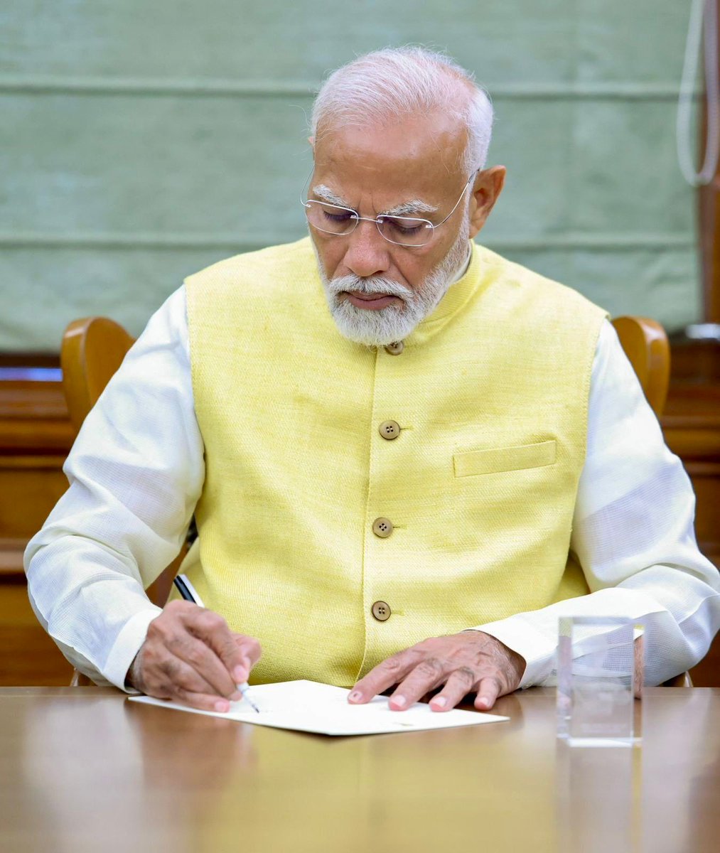 madandilawar's tweet photo. मोदी 3.0 का पहला दिन ~किसानों को समर्पित

माननीय प्रधानमंत्री श्री @narendramodi जी ने आज तीसरे कार्यकाल में प्रधानमंत्री के रूप में पदभार संभालते ही 'पीएम किसान सम्मान निधि' की 17वीं किस्त जारी कर ₹20,000 करोड़ वितरित किए, जिससे लगभग 9.3 करोड़ किसान लाभान्वित होंगे। अब तक इस योजना के तहत 16 किस्तों में 12 करोड़ 33 लाख से ज्यादा लाभार्थियों को ₹3 लाख करोड़ से अधिक सीधे DBT से वितरित किये गए हैं।

आदरणीय प्रधानमंत्री जी के नेतृत्व में इस योजना के माध्यम से 'नए भारत' में किसानों के जीवन में स्वावलंबन एवं खुशहाली का नया सूर्योदय हुआ है।

इस निर्णय हेतु आपका हार्दिक आभार माननीय प्रधानमंत्री जी
