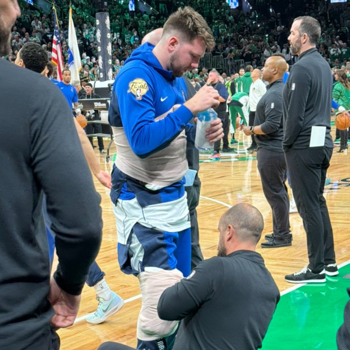CanchaNba's tweet photo. Luka Doncic se cascó ayer un triple-doble de 32 puntos en unas #NBAFinals teniendo molestias en su tobillo, en su rodilla y un golpe abdominal.

De esta “guisa” salía ayer a calentar antes del Game 2 y tras otra brillante actuación, comentaba en rueda de prensa que sus pérdidas (8) y sus tiros libres fallados (4/8) les habían costado el partido.

La autoexigencia a la que se somete Luka le lleva a estar entre la más absoluta élite de la NBA. Está dando todo lo que tiene dentro para que estos Mavs puedan competir en las Finales pero sin la ayuda de sus compañeros, sobre todo de Kyrie, es muy, muy complicado.

Honor para el esloveno que se está dejando la vida en la pista.
