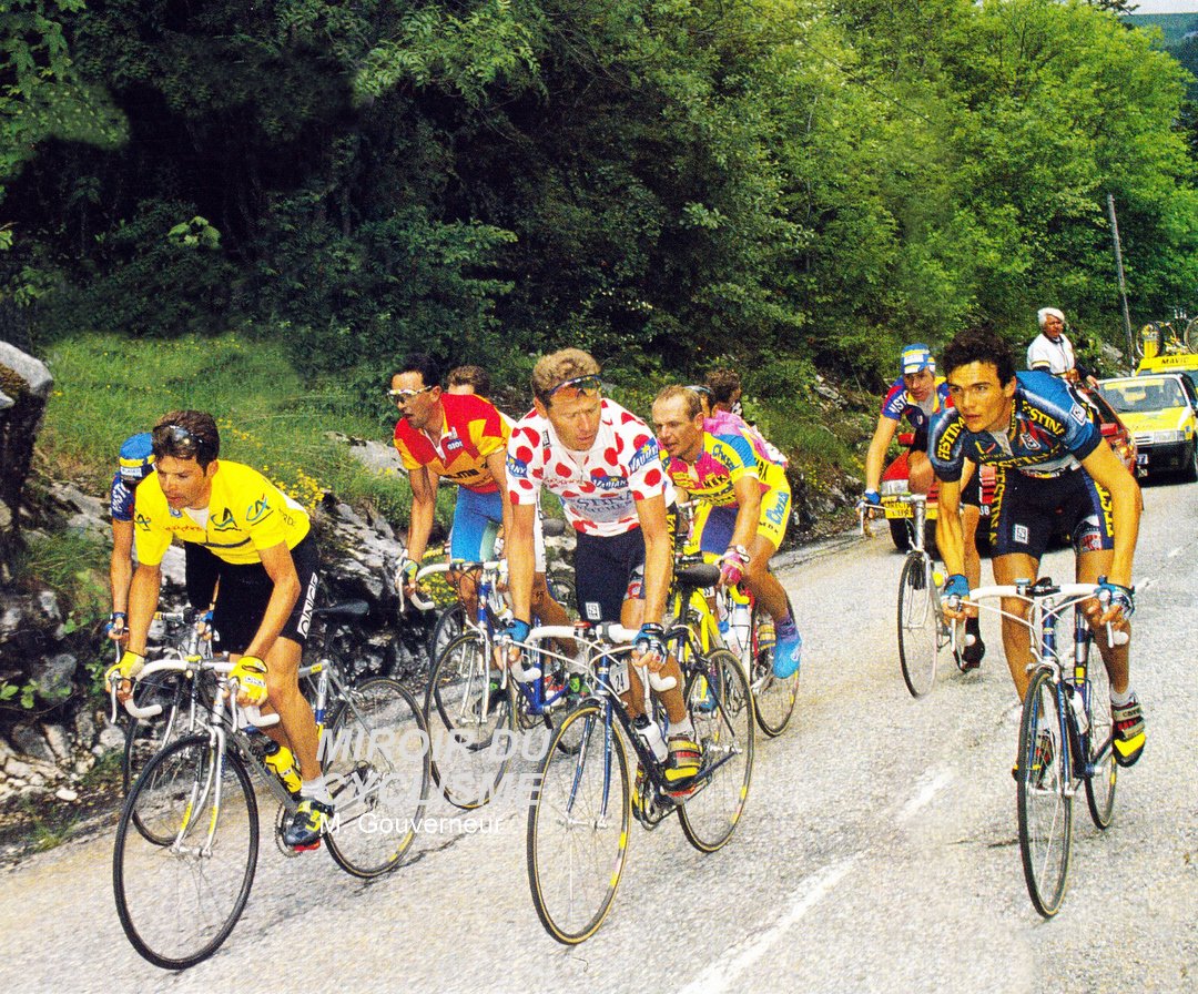 Miroir2Cyclisme's tweet photo. Roman Pensec (masqué), Laurent Dufaux 🟨, Pascal Hervé 🔴, Artūras Kasputis (Chazal), Richard Virenque (Critérium du Dauphiné 1994)
📸 M. Gouverneur
#LauentDufaux #PascalHerve #RichardVirenque #Dauphiné #cyclisme #cycling #cyclismo https://t.co/cs7CUSFjBk