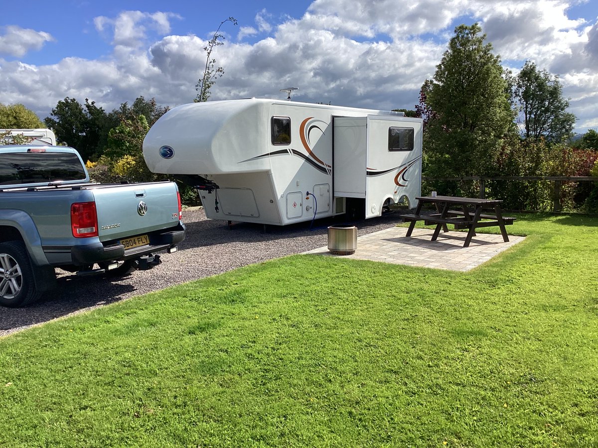 CaravanChron's tweet photo. Arrived yesterday at The Old Oaks in Glastonbury for a few days, looks like we go the best of todays weather https://t.co/t2BkODcwzE