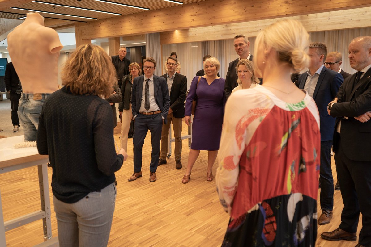UFM_MIN's tweet photo. Regeringen og @koebenhavner lancerer nyt #kvante og #lifescience innovationsdistrikt: ”Det skal skabe grobund for, at forskning omdannes til vækst, virksomheder og løsninger på de store samfundsproblemer,” siger @ChristinaEgelun. Læs mere👉https://t.co/xTOKg0OmU8 #forskpol #dkpol https://t.co/tvmexwf3Ju