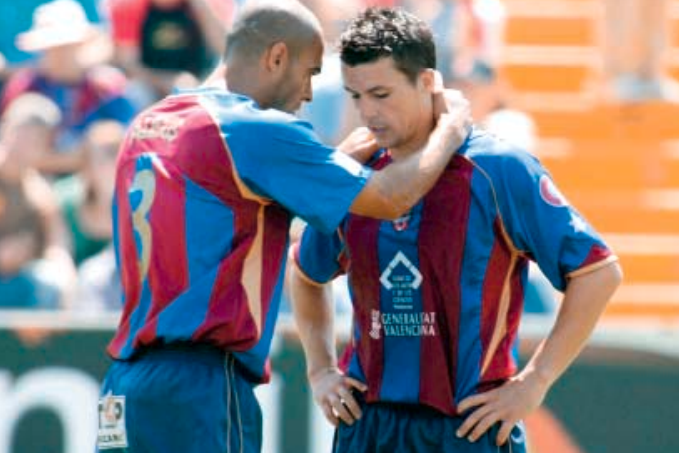 LUDhistoria's tweet photo. Buenos días 🐸🐸

#UnDíaComoHoy 2006 Cavallero salió al rescate del @LevanteUD en el choque ante el Lorca 0-0 con el ascenso a Primera como telón de fondo. El arquero hasta paró una pena máxima. El empate pese a todo acercaba al equipo granota a la máxima categoría. #LUDhistoria https://t.co/dtjXw6vtWg
