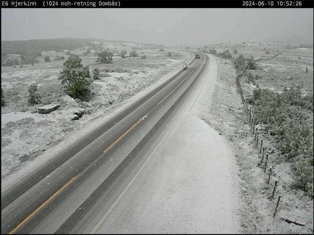 VTSost's tweet image. E6 #Dovrefjell: Det er nå meldt om snø og snøslaps over fjellovergangen og det er stedvis svært glatt. Vinterdekkutrustning gjelder inntil føret bedrer seg.