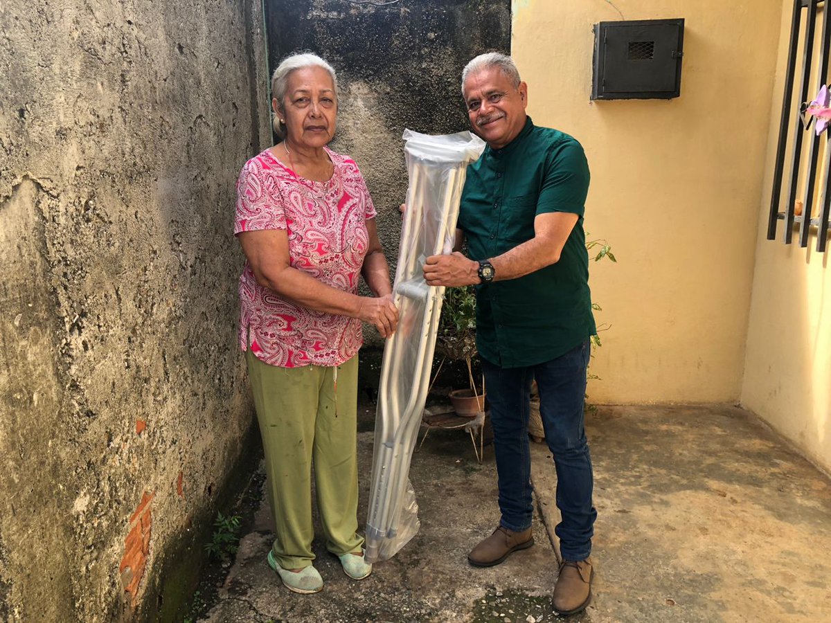 CojedesUNT1's tweet photo. #10Jun|| Agradeciendo al gobernador del estado @albertounidad y a la lotería de #Cojedes, pdte. @VillanuevaUNT hizo entrega de ayuda técnica a la sra. Nancy Velásquez habitante de la Urb. Monseñor Padilla sector I, del mcpio. #SanCarlos.
#UNTContigo https://t.co/S7bq6nrwK5