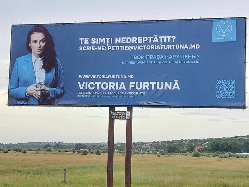 CrisCiobanu1's tweet photo. În ultimul timpul, la margine de şosele au apărut mai multe panouri cu chipul fostului #procuror #anticorupţie, Victoria Furtună. Aceasta este prezentată ca o mesia pentru oamenii „nedreptăţiţi”. Gata să le vină oricând în ajutor, asemenea lui Chip şi Dale.
https://t.co/YP7Yl14uWF
#coruptie #judecatoria #chisinau #procurori