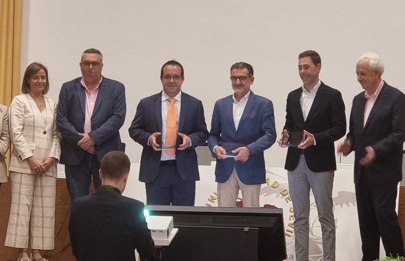 Reconocimientos Monitor Reputación Sanitaria. Galardonados  como 1er Servicio Urologia de Andalucía y 6º del país. Enhorabuena también a nuestro compañeros del <a href="/clinicogranada/">Hospital Universitario Clínico San Cecilio</a> y <a href="/HUVV_SAS/">Hospital Clínico Virgen de la Victoria</a>