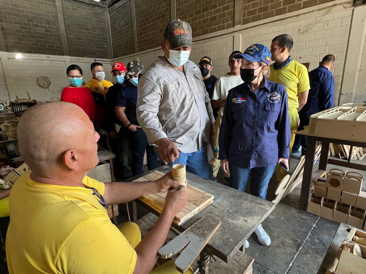 Piezas y trabajos de carpintería realizan los privados de libertad en las áreas socioproductivas de los centros penitenciarios del país. 
#VenezuelsJusticiaYPaz
#NicoTieneLasRiendas
@g_aguana
<a href="/InttContigo/">INTT 🇻🇪</a> 
<a href="/MijpVzla/">MPPRIJP</a> 
<a href="/CeballosIchaso1/">@FuerzaDinamica Remigio Ceballos Ichaso</a>