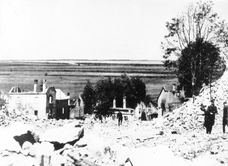 auschwitzxhibit's tweet image. (2/2) The village of Lidice is destroyed building by building with explosives and completely leveled until not a trace remains, with grain being planted over the flattened soil. The name was then removed from all German maps.