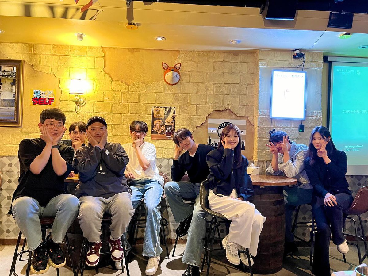 JIEONMIDO's tweet photo. It's Connection family! Take a closer and look, don't you think we and our childhood are so similar? This is a full picture who was taken with full of charm. https://t.co/CYrpNv4Bc7