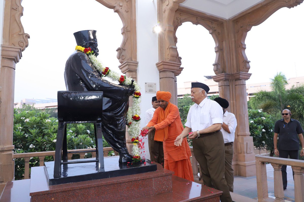 omprakash678's tweet photo. #RSS #Sarsanghachalak Dr Mohan Bhagwat, Pujya Swami Ram Giri Maharaj of Sri Kshetra Godavari Dham, Sambhajinagar offered floral tributes to RSS Founder Dr Keshav Baliram Hedgewar at Smruti Mandir and Guruji Golwalkar at Smriti Chihn at #Reshimbagh, #Nagpur.  #RSSVarg_2 https://t.co/vgViGliy83