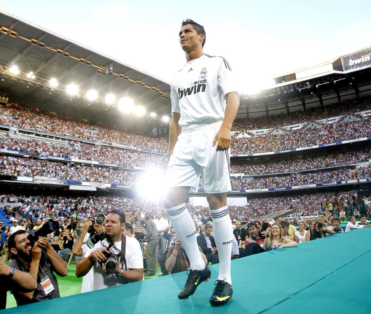 VibesFoot's tweet photo. 🔙 Il y a 15 ans jour pour jour, Cristiano Ronaldo 𝗦𝗜𝗚𝗡𝗔𝗜𝗧 dans le plus grand club du monde ! 🐐🇵🇹 https://t.co/NrGhcUICPs