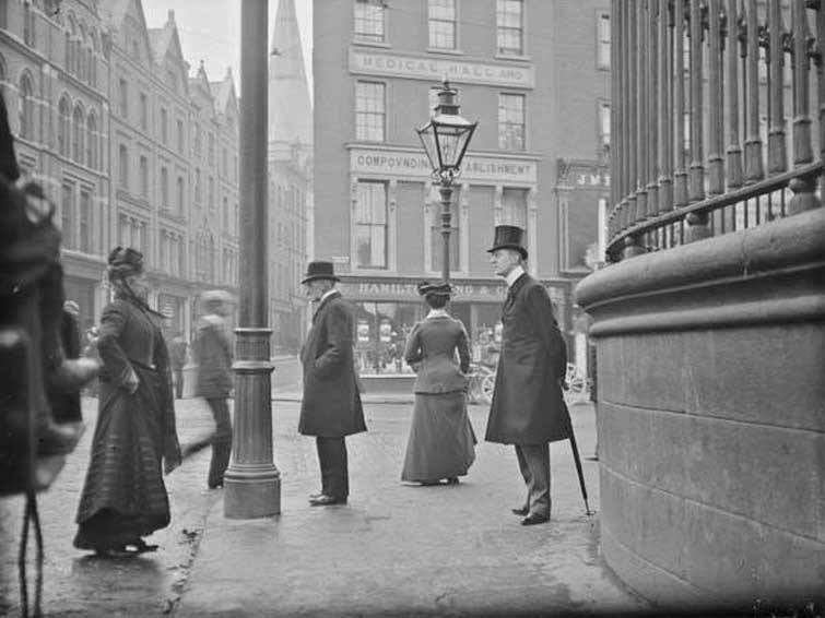IrishLitTimes's tweet photo. On this day 120 years ago, James Joyce and Nora Barnacle met on Nassau Street. Nora worked in Finn’s Hotel. They first went out together on the June 16, 1904 (later immortalized as Bloomsday).

photo: Dublin, Junction of Nassau St, Grafton St &amp; Suffolk St. c.1880 - 1900 https://t.co/nts2Ru9CiU
