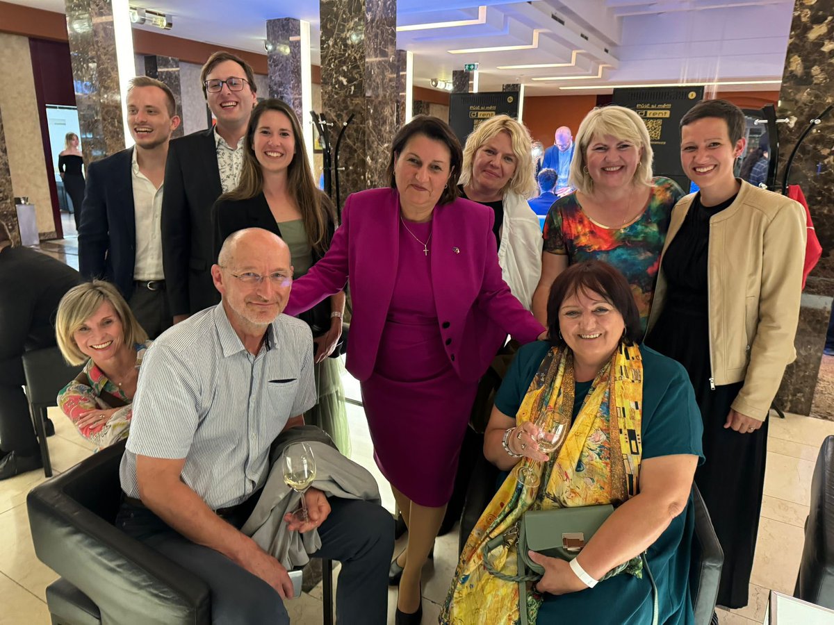 Děkuji! 🙏👍🤝

Děkuji všem voličům koalice SPOLU. Díky Vaší podpoře jsme v letošních eurovolbách skončili na 2️⃣. místě a získali jsme 6️⃣ mandátů.

Děkuji všem 3️⃣2️⃣ 4️⃣4️⃣7️⃣ voličům, kteří mi dali důvěru a dali mi svůj kroužek. Získala jsem 5️⃣. největší počet preferenčních hlasů.