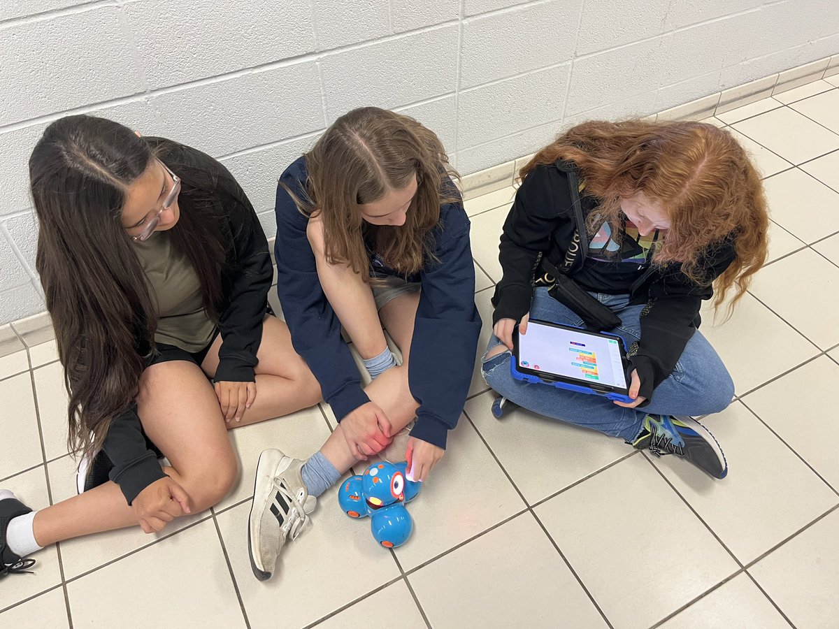 FTMoniz's tweet image. We are having so much fun with the Dash Robots this morning! 8s have been programming their bots to talk, drive through the hallways, and even do a little dance too. Coding is the best! 😁 @CRWPS