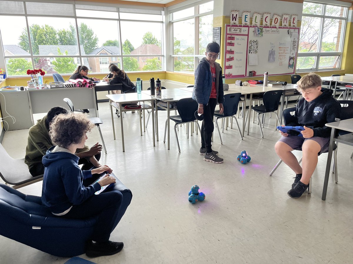 FTMoniz's tweet image. We are having so much fun with the Dash Robots this morning! 8s have been programming their bots to talk, drive through the hallways, and even do a little dance too. Coding is the best! 😁 @CRWPS