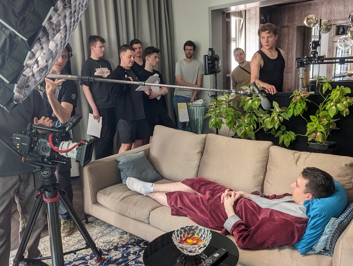 Wir haben vor einigen Wochen so einen optischen Banger mit Max und Tristan produziert. 

Tut mir einen Gefallen: Guckt euch das nicht auf eurem kaputten Handy an während ihr aufm Klo sitzt, sondern gebt euch das schön am TV oder am besten sogar mit Headset 👀