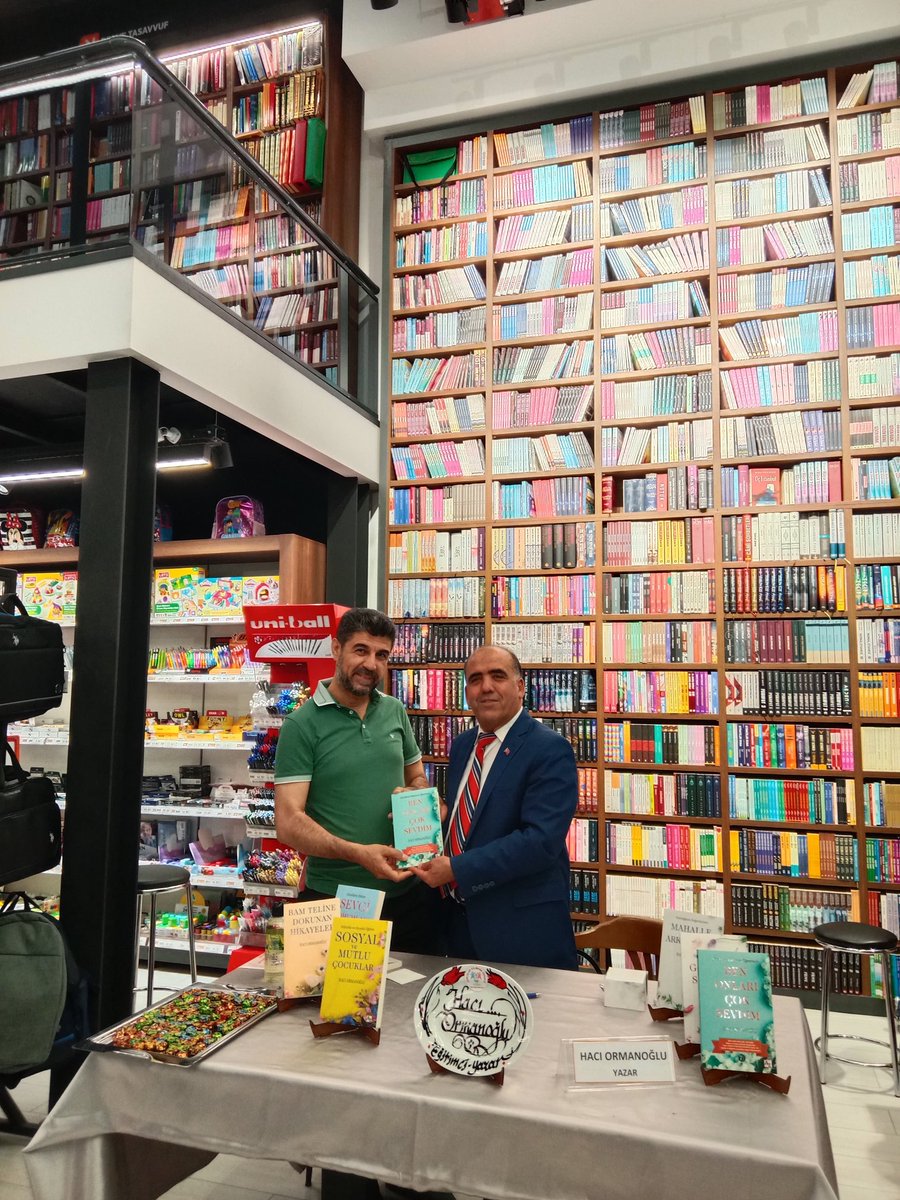 ELÇEMDER 
Eğitimci yazar Hacı ORMANOĞLU hocamın imza gününe katılım sağladık. Kalemine yüreğine sağlık Hacı hocam