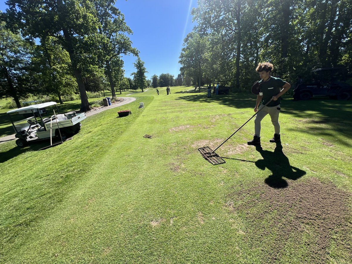 eric_estridge's tweet photo. Last week, we had the opportunity to work with Groundwork ORV. They were a huge help and managed to sand/seed all par 3 tee divots in less than two hours! It was a privilege for me to work with them and talk about the things that I love to do.
#gcga
#gcgcsa
#cincysupers https://t.co/mA5PYAXoRL