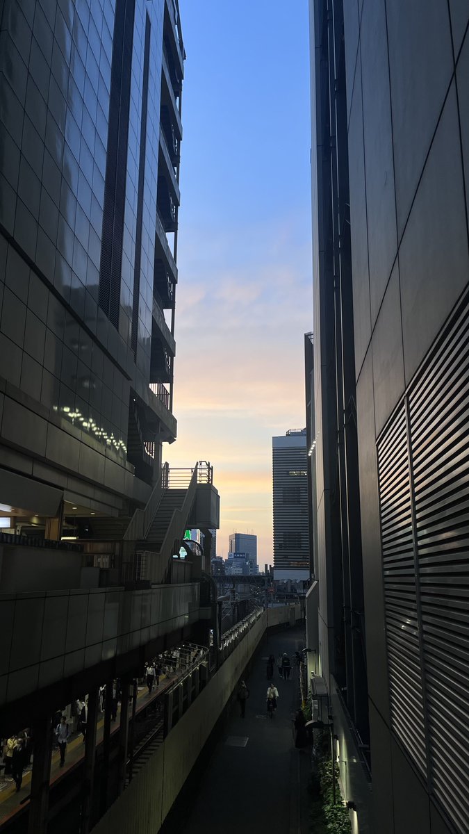 02250321s's tweet photo. @offclASTRO 오빠도 고생했어요!
오빠에게 일본 하늘 사진 보내라고 찾아왔어용
스카이트리,시즈오카, 신주쿠📷♡
우리 낼도 파이팅!🤍🤍 https://t.co/kHmPHK4eWD