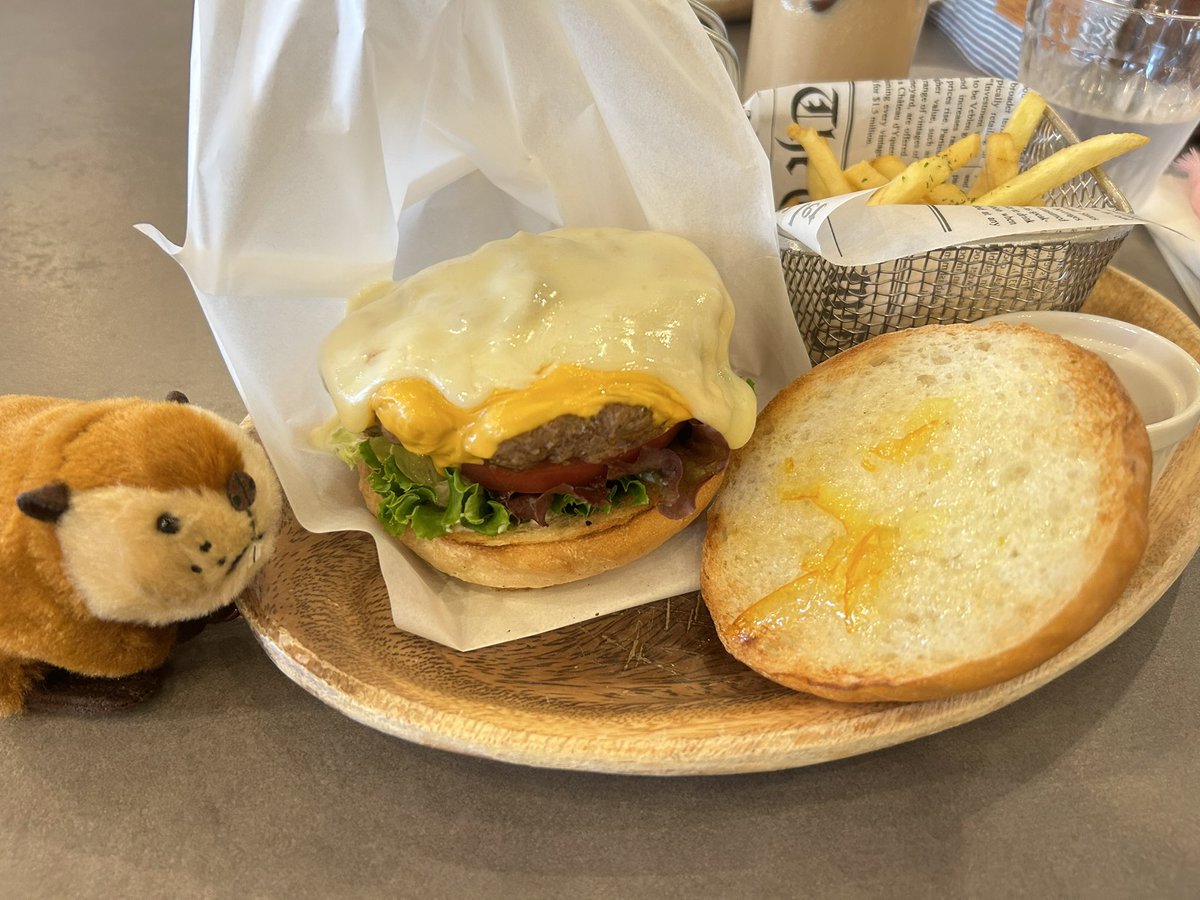olafpeanuts0810's tweet photo. 沖縄の旅はとっても楽しかったな〜🌺
このタコライスもハンバーガーも美味しくて、また行くの決定しました😋
ビーバーのおかげで楽しい時間を過ごせて幸せ🥰💕 https://t.co/ZNAI81COku