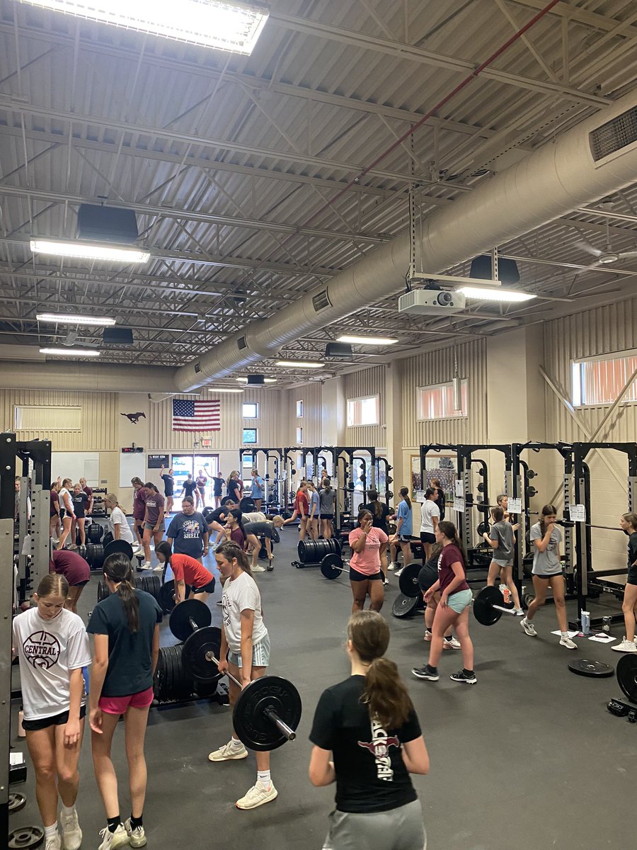 SCMustangVB's tweet photo. Week โ๐ผstarting off the week strong ๐ช๐ผ#scmustangs https://t.co/TfRmES1gi8