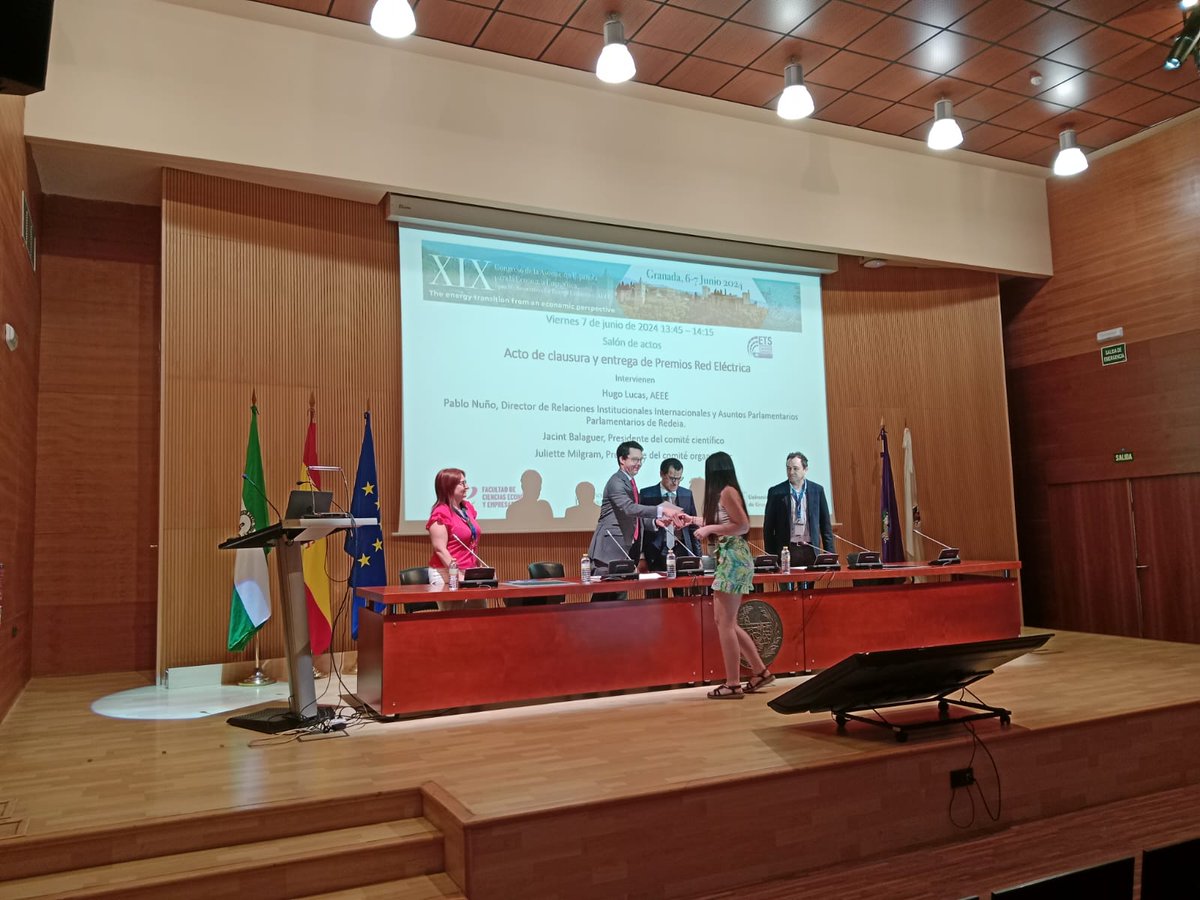 Felicidades a <a href="/evaalonsoepelde/">Eva Alonso Epelde</a> (investigadora de
<a href="/BC3Research/">BC3 - Basque Centre for Climate Change</a> y OTEA) por recibir uno de los premios de <a href="/RedElectricaREE/">Red Eléctrica</a> a los mejores trabajos presentados en el Congreso Anual de la #AEEE que tuvo lugar la semana pasada en Granada🥳