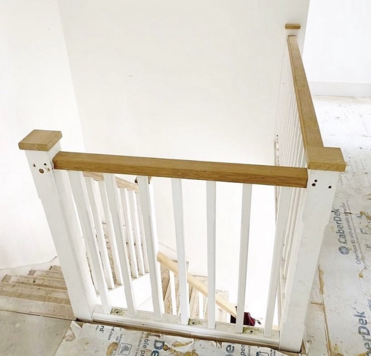 CarpentrySvc's tweet photo. Our team have finished another beautiful set of stairs. 🤩

These were finished with oak handrails too add contrast, warmth and a country feel to the up and coming property. 
.
.
.
#staircase #carpentrystairs #interiorstairs #interiorstaircase #constructionprojectmanagment https://t.co/5fEXTHHEGp