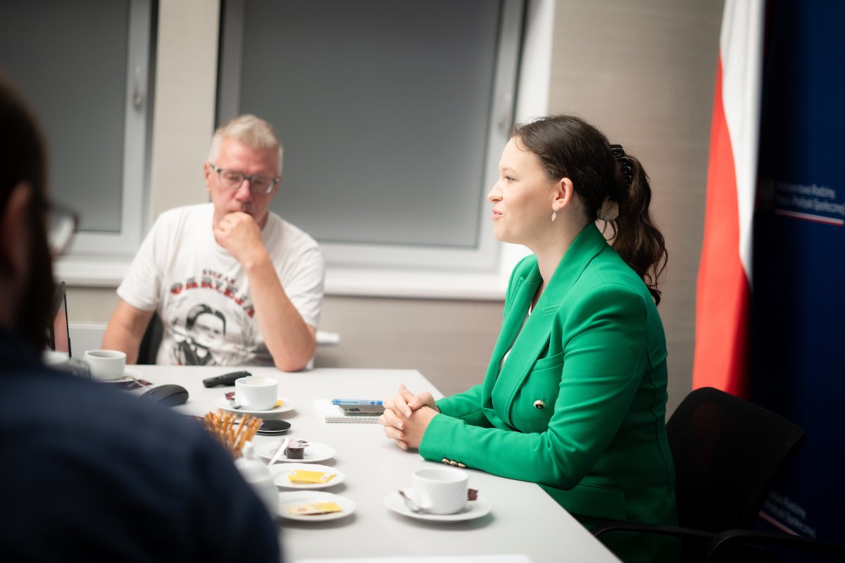 📸 Wiceministra <a href="/nowakowska_ka/">Katarzyna Nowakowska</a> wzięła udział w spotkaniu w #MRPiPS z koordynatorami grup tworzących Strategię deinstytucjonalizacji usług społecznych.
ℹ️ Wśród tematów spotkania z udziałem strony społecznej m.in.:
✅dlaczego potrzebna jest strategia