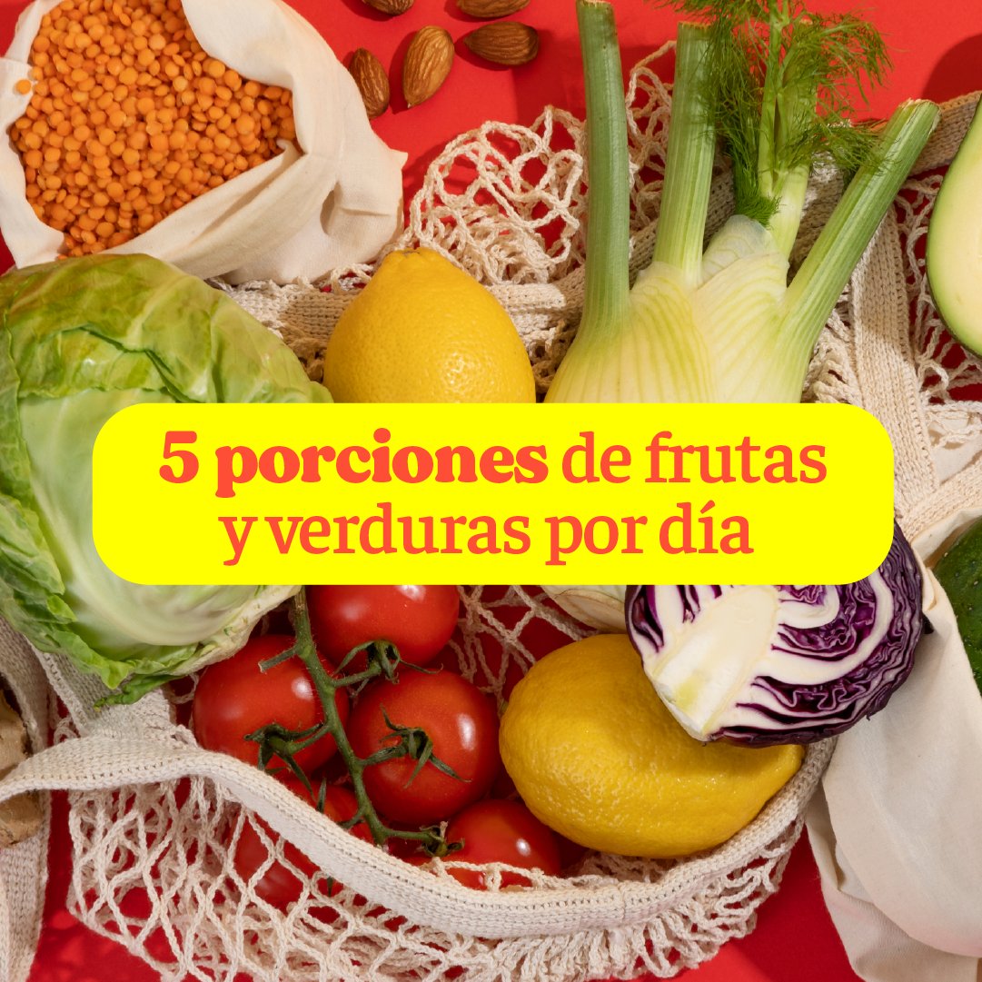 cardiosaluduy's tweet photo. ¿Sabías que el 90% de las personas NO llegan a consumir 5 porciones de frutas y verduras por día?

La realidad es que no es tanto como parece 👀

Una porción es una taza de té de ensalada de frutas, también puede ser 2 ciruelas o mandarinas chicas 🍊 y una porción de verduras es medio plato o sumar una taza de sopa🍽

Llegar a las 5 porciones de frutas y verduras es más fácil de lo que creemos 🙌🏼

Sumale corazón a tus comidas. Al reducir la cantidad de sal prevenís enfermedades ❤️