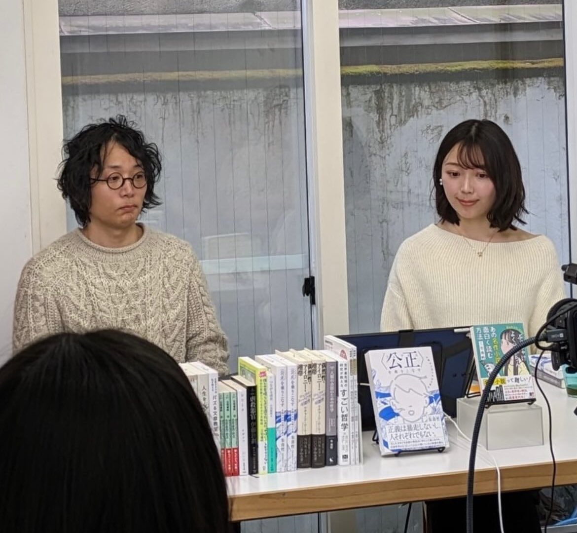 前回(右)白ニット服がふたりでドン被りしたので、今回は黒でいこう 