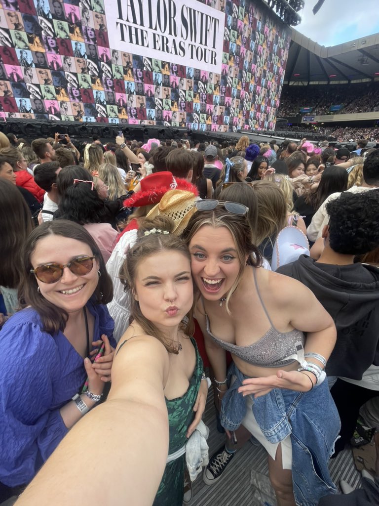cydneywb's tweet photo. I only went and saw exile live didn’t I hehe  #EdinburghTStheErasTour #edinburghn3 #taylorwift https://t.co/73EaujKieY
