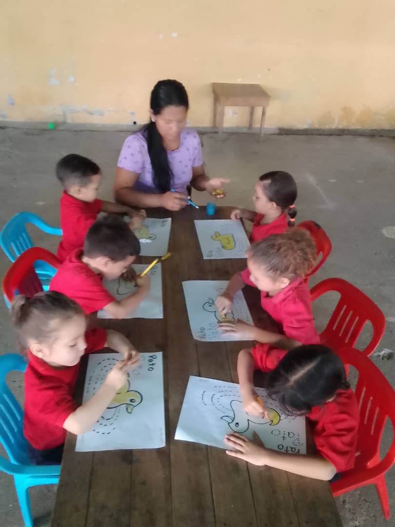 CdceSarare's tweet photo. #10Jun Diferentes estrategias desde el CEI Manuela Sáenz, que contribuyen a la formación pedagógica en nuestros niños y niñas #Sarare #SimonPlanas
#NicoTieneLasRiendas
@NicolasMaduro
@_LaAvanzadora
@MPPEDUCACION
@EleamerAbdala
@cdcelara
@salasimonplanas https://t.co/GBqbICQGpv