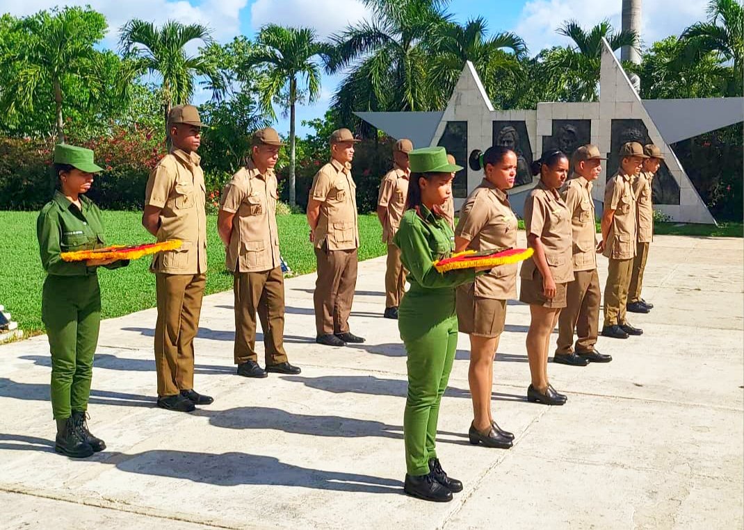 🔴🟢🔵| Con motivo del aniversario 63 de la fundación del Ejército Occidental se realizó la Ceremonia de graduación del curso de formación de oficiales en la especialidad de Ingeniería Militar. Los nuevos oficiales,se han preparado para servir con honor a la Patria Socialista 🇨🇺.