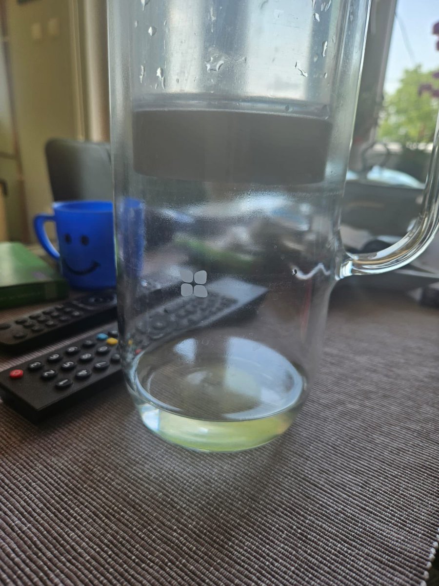 milutind85's tweet photo. @drink_waterdrop Lucy filter bokal je prevara veka. Koristimo ga vec godinu dana u ubedjenju da je sjajan proizvod. Juce je ostalo malo vode u bokalu i danas se pojavila zabokrecina. Stvarno sjajno preciscava vodu. Filter u bokalu nije ni na pola preporucebog ciklusa. https://t.co/SEbLrqnjIw