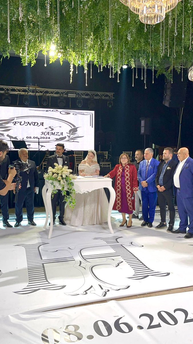 velikadooglu's tweet photo. Değerli dostlarım Sofu Çolak ve Abdülkadir Fakılı’nın kıymetli evlatları Funda ve Hamza’nın, Gaziantep Büyükşehir Belediye Başkanı Sayın @fatmasahin Hanımefendi'nin huzurunda nikah şahitliği yaptık Yeni çiftimize, bir ömür boyu sağlık, huzur ve mutluluklar diliyorum. https://t.co/Bv12rGdHNy