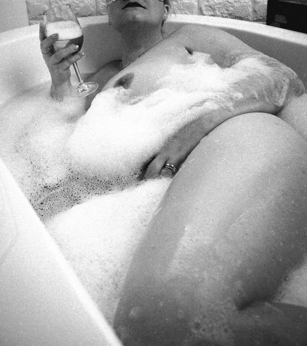 UnicornHunt3rs's tweet photo. Happy Mombod Monday!
Nothing like a hot Sunday soak to wash off the weekend madness. 🧼
I hope everyone had a fun and relaxing weekend full of debauchery. 😈
#mondays #bathtub #bathwithdaddy #spicyscenes #Onlyfans #MILF #wine #aftersex #pride24 https://t.co/OhlJ3wrYzW
