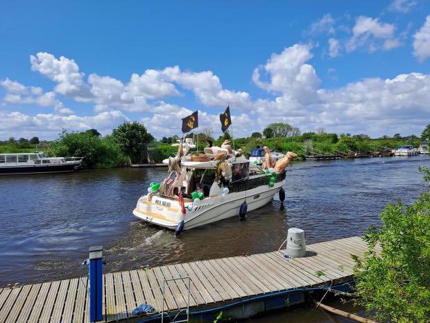 Spot the automatic water sampler from the ECOMIX project tackling river pollution in this photo featured in the York Press 

Read more about this exciting project water.leeds.ac.uk/fwq-programme/…