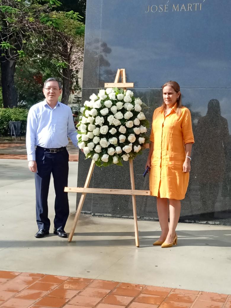 AdilenANAP's tweet photo. Delegación de la Unión de Campesinos de Vietnam, inició  la jornada  de hoy  depositando ofrendas florales a Ho Chi Minh en el parque que lleva su nombre y a nuestro Héroe Nacional José Martí en el parque 13 de Marzo. #AnapCuba
#CubaVietnam  🇨🇺🇻🇳
#CubaViveEnSuHistoria https://t.co/FjD9fbjrdB