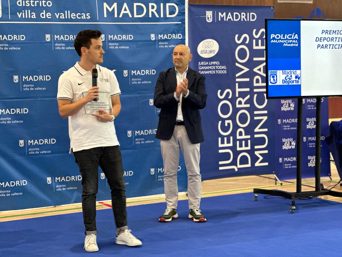 JMDvivallecas's tweet photo. 🏀⚽Este sábado hemos celebrado la 'Gala Juegos Deportivos Municipales’ en el CDM Miguel Guillén Prim.

🎽Antes de comenzar la entrega de trofeos, se otorgaron unas distinciones con las que el @MADRID promueve el juego limpio.

ℹhttps://t.co/OXOBJWh0Ou👉 https://t.co/oajjYs8DWy https://t.co/1yh4rzceVd
