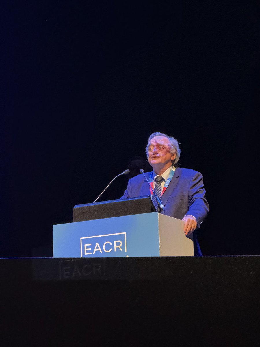 Mariano Barbacid receive the Mike Price Award ⁦<a href="/EACRnews/">EACR</a>⁩ #EACR2024 👏🏻👏🏻
