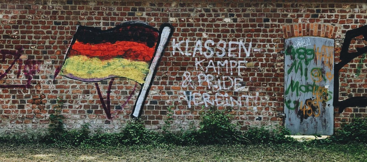 ole_kracht's tweet photo. Gestern noch der Regenbogen, heute die Deutschlandflagge.

Ich versuche mich mal an einem kleinen Blick auf die Wahlergebnisse in Greifswald, vor allem mit Fokus auf die Bürgerschaft. Der ostdeutsche Trend ist hier angekommen &amp; die Brandmauer könnte sich in Asche auflösen.

1/23 https://t.co/NuzIIbCTUd
