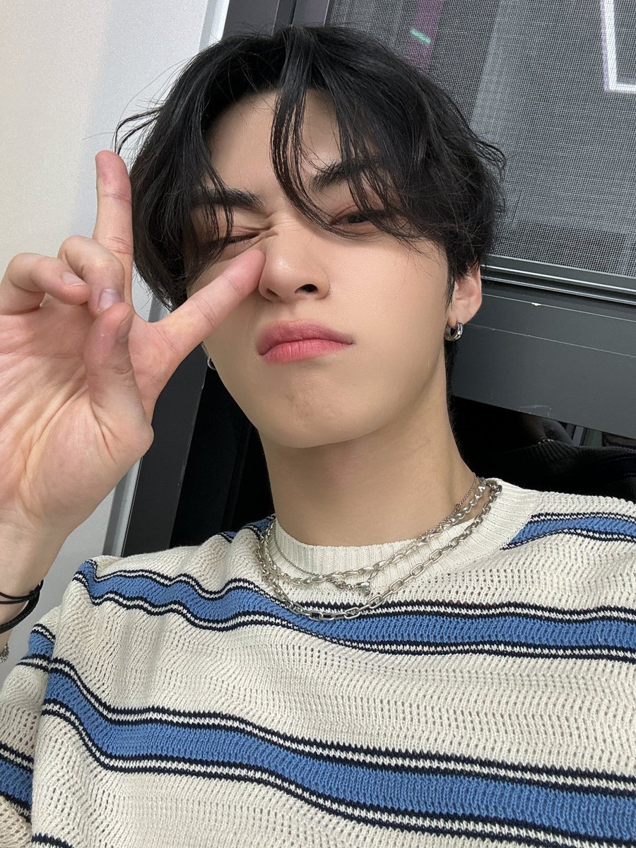 OmegaX_members's tweet photo. [#OX]

브이.✌️

#OMEGA_X #오메가엑스  
#한겸 #HANGYEOM https://t.co/Ga39d2r25R