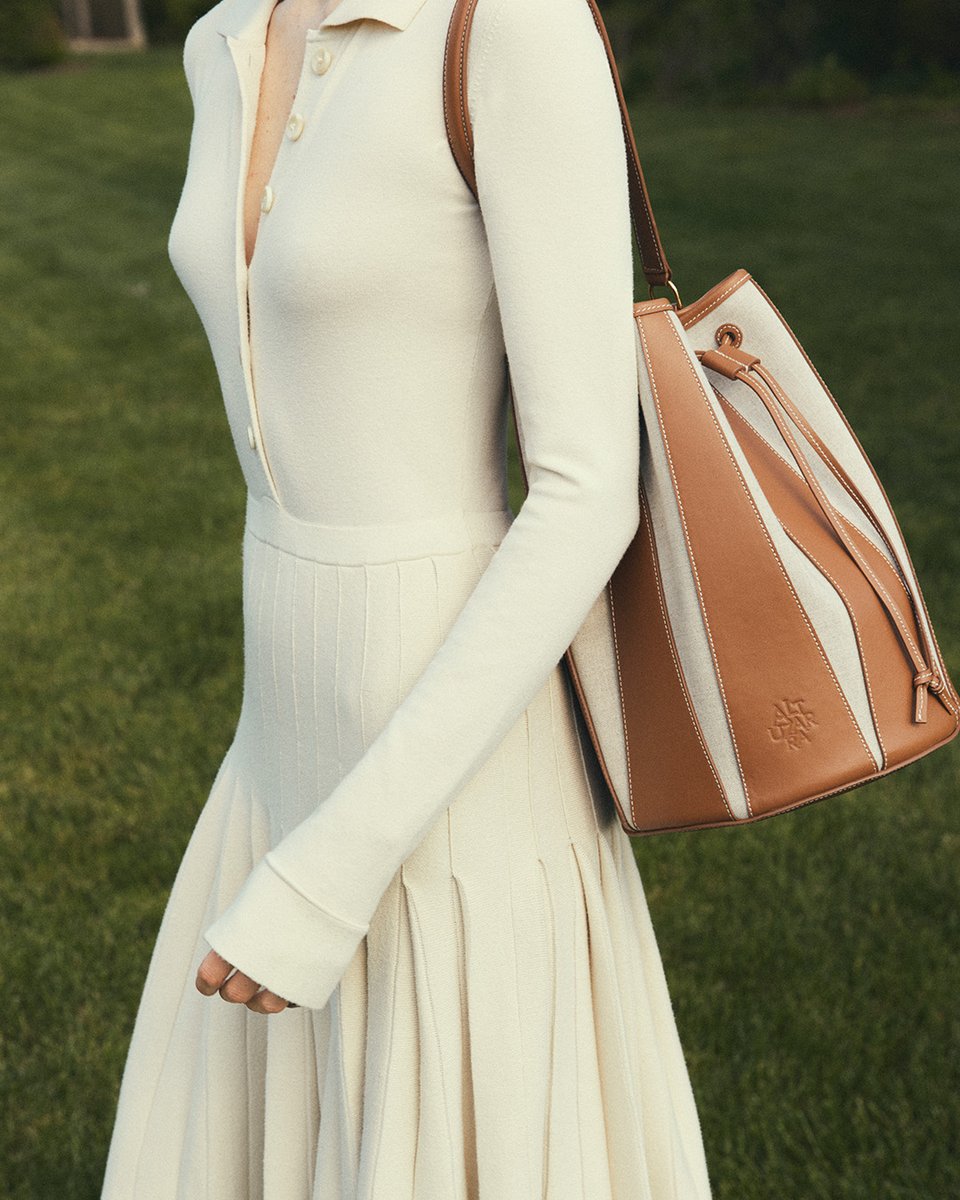 The Large ‘Drum’ bag is shaped in Spain from neutral canvas with harlequin-inspired paneling made from tan leather.

#AtluzarraFW24
altuzarra.com