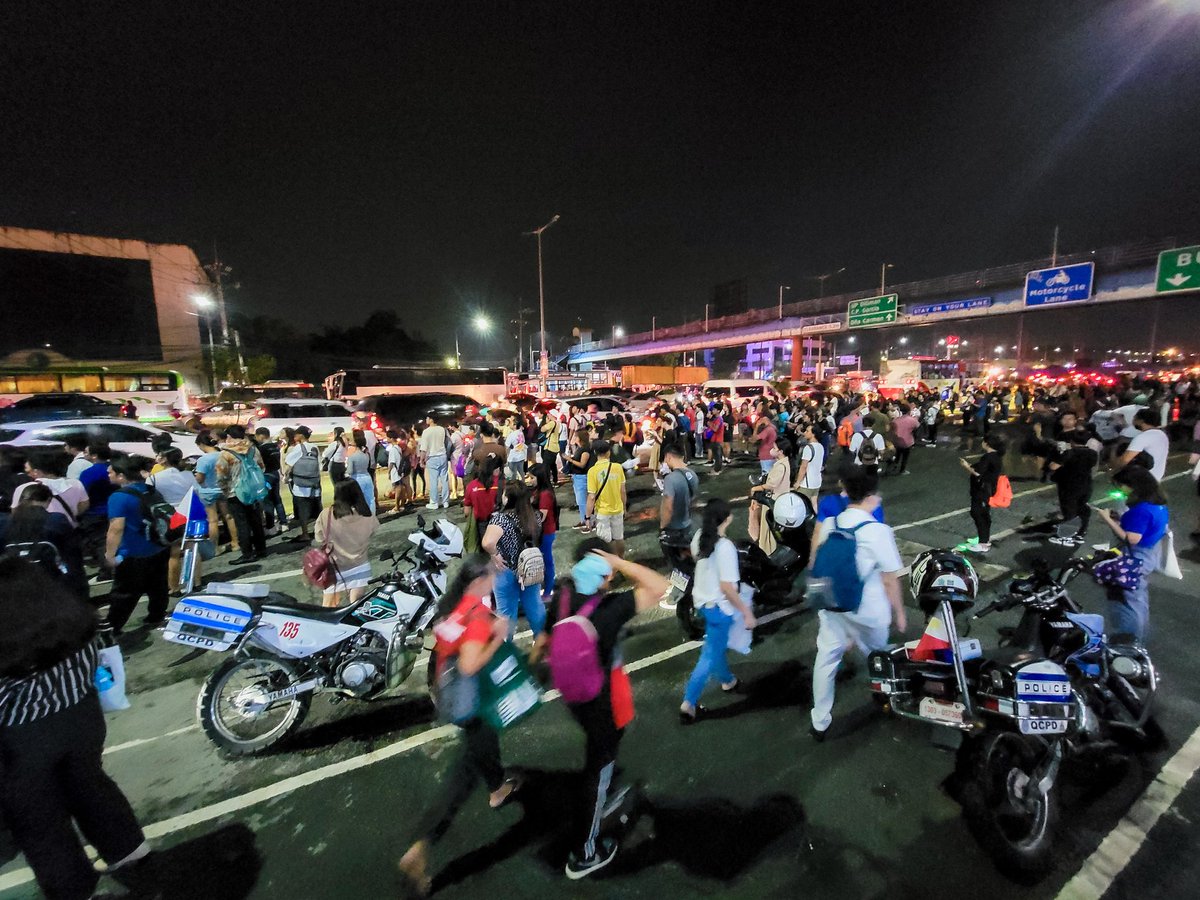 HIRAP MAG-COMMUTE: Ito ang eksena sa Philcoa footbridge kaninang alas 8 nang gabi habang nag-aabang ng masasakyan ang mga commuter.  

Kaninang umaga, inilunsad ng grupong Manibela ang 3-day strike sa himpilan ng LTFRB sa East Avenue para ipanawagan ang 1 taong extension ang