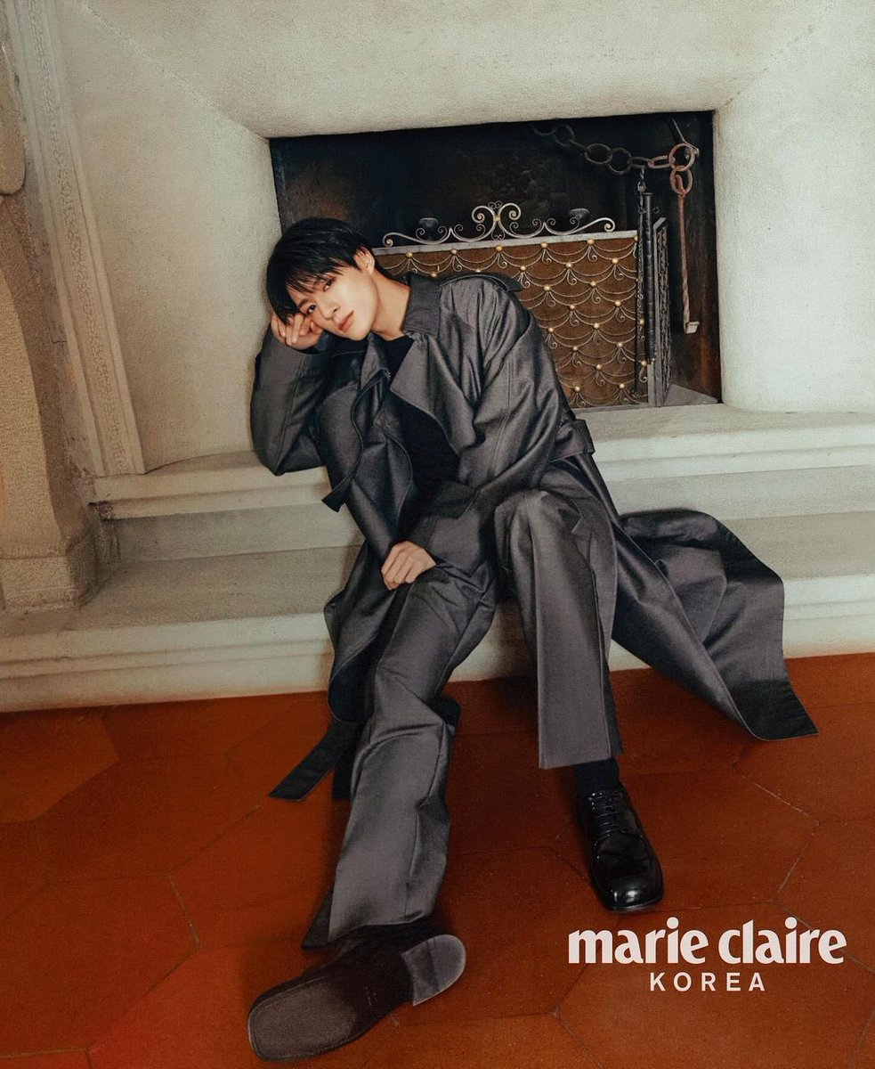 Minimalist magic, Ferragamo-approved. For my Marie Claire editorial, I let the exceptional quality and enduring design of this Ferragamo grey look take center stage. Seamlessly blending contemporary cool with old-world elegance.